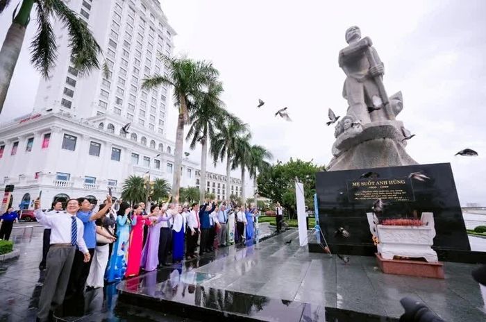 Những cánh chim bồ câu mang theo ước nguyện hòa bình bên Tượng đài Mẹ Suốt. (Nguồn: BTC)