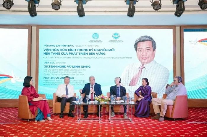 Các diễn giả trao đổi về giá trị của hòa bình trong thế giới biến động và kiến tạo văn hóa hòa bình vì tương lai phát triển bền vững. (Nguồn: BTC)