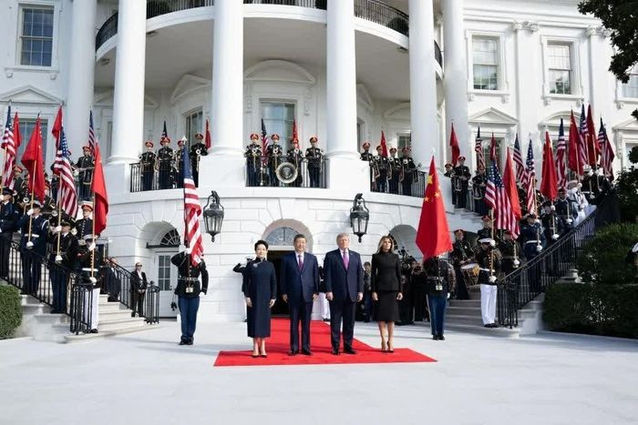 Tổng thống Mỹ Donald Trump và Đệ nhất phu nhân Melania Trump đón tiếp Chủ tịch Trung Quốc Tập Cận Bình cùng Đệ nhất phu nhân Bành Lệ Viên tại Nhà Trắng ngày 24/9. (Nguồn: Tân Hoa xã)