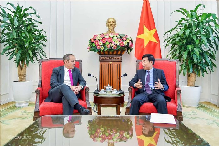 Thứ trưởng Nguyễn Mạnh Cường và Thủ hiến Roger Cook trao đổi về các biện pháp thúc đẩy hợp tác kinh tế, thương mại và đầu tư giữa Việt Nam và bang Tây Australia. (Ảnh: Quang Hòa)