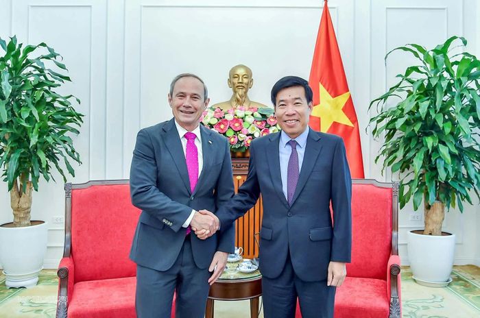 Thứ trưởng Ngoại giao Nguyễn Mạnh Cường tiếp Thủ hiến bang Tây Australia Roger Cook. (Ảnh: Quang Hòa)