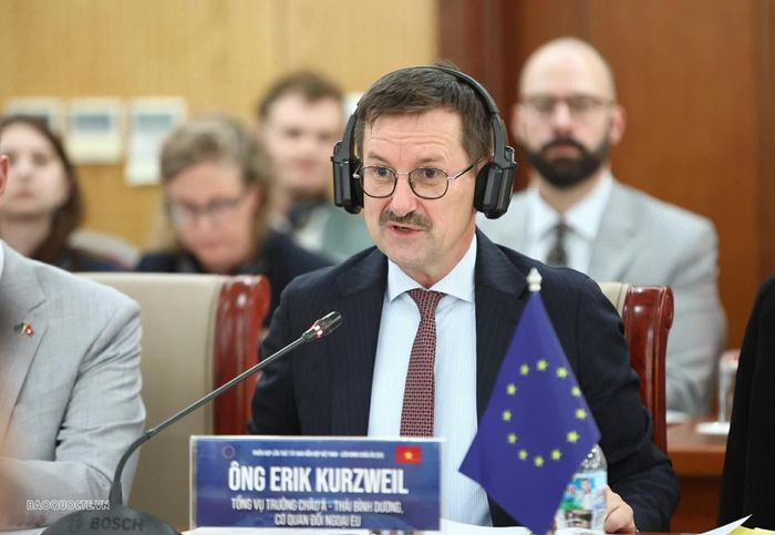 Ông Erik Kurzweil, Tổng Vụ trưởng Châu Á - Thái Bình Dương, Cơ quan Đối ngoại Liên minh Châu Âu (EEAS) phát biểu tại phiên họp. (Ảnh: Thành Long)