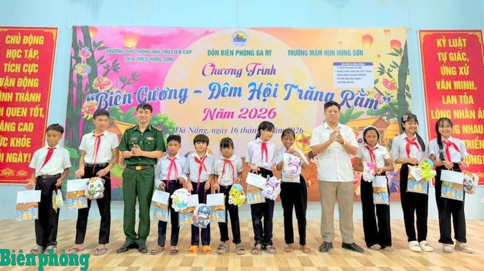 Cán bộ Đồn Biên phòng Ga Ry, Bộ đội Biên phòng thành phố Đà Nẵng tặng quà Tết Trung thu cho trẻ em trên địa bàn. Ảnh: Trúc Hà