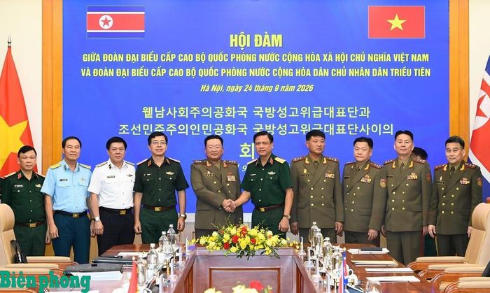 Thượng tướng Nguyễn Trường Thắng và Thượng tướng Rô Cho Ung chụp ảnh chung cùng các đại biểu. Ảnh: Hồng Pha