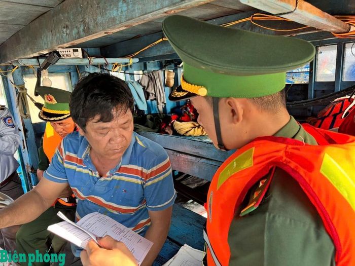 Cán bộ Bộ đội Biên phòng tỉnh Lâm Đồng kiểm tra điều kiện hoạt động của tàu cá trước khi xuất bến. Ảnh: Văn Hoàn