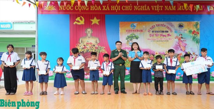 Đại diện Ban Chỉ huy Bộ đội Biên phòng tỉnh Cà Mau và Hội Liên hiệp Phụ nữ tỉnh Cà Mau trao quà cho các em tham gia chương trình. Ảnh: Hoàng Tá