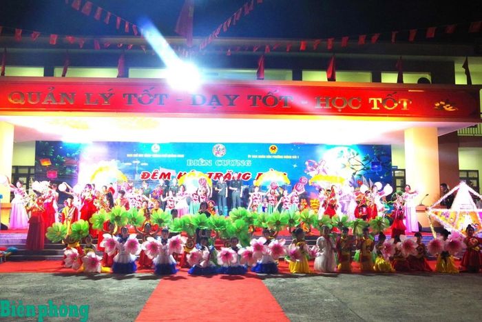 Tiết mục văn nghệ trong Chương trình "Biên cương - Đêm hội trăng rằm" do Bộ đội Biên phòng thành phố Quảng Ninh phối hợp với Ủy ban nhân dân phường Móng Cái 1 tổ chức. Ảnh: Quốc Chiều