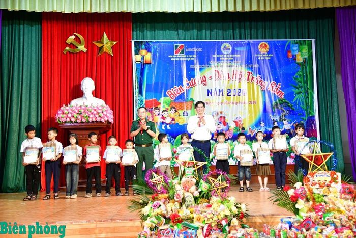 Đại diện Bộ đội Biên phòng tỉnh Ninh Bình cùng lãnh đạo xã Thịnh Long tặng quà cho các cháu thiếu nhi trên địa bàn. Ảnh: Minh Khôi
