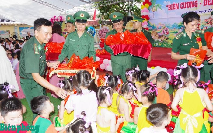 Cán bộ Bộ đội Biên phòng thành phố Hải Phòng tặng quà cho các em nhỏ Trường Mầm non Cát Hải, đặc khu Cát Hải, thành phố Hải Phòng dịp Tết Trung thu. Ảnh: Nguyễn Khánh