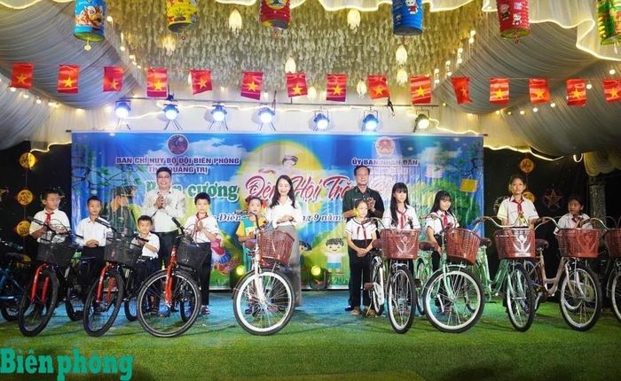 Cán bộ Bộ đội Biên phòng tỉnh Quảng Trị và đại diện chính quyền địa phương tặng xe đạp cho các em có hoàn cảnh khó khăn trên địa bàn dịp Tết Trung thu. Ảnh: Hoài Nam