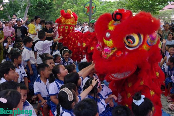 Tiết mục Lân sư rồng mang không khí rộn ràng đến đêm hội Trung thu nơi miền biên giới biển. Ảnh: Văn Hoàn
