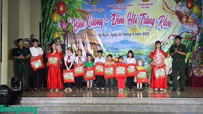 Cán bộ Bộ đội Biên phòng tỉnh Quảng Ngãi tặng quà Trung thu cho các cháu thiếu niên, nhi đồng xã Ia Đal, tỉnh Quảng Ngãi. Ảnh: Văn Tánh