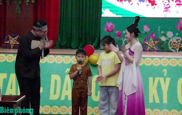 Các cháu thiếu niên nhi đồng giao lưu cùng “chị Hằng” và “chú Cuội” trong Chương trình “Đêm hội trăng rằm” do Ban Chỉ huy Bộ đội Biên phòng tỉnh Tây Ninh tổ chức. Ảnh: Đinh Quân