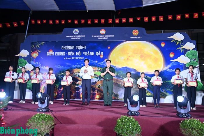 Cán bộ Bộ đội Biên phòng thành phố Huế và Lãnh đạo Ủy ban Mặt trận Tổ quốc Việt Nam thành phố Huế tặng quà cho các em học sinh. Ảnh: Gia Hưng