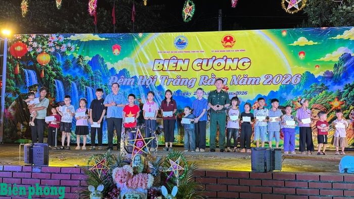Cán bộ Bộ đội Biên phòng tỉnh Hà Tĩnh và đại diện địa phương trao quà cho các em có hoàn cảnh khó khăn trên địa bàn. Ảnh: Thế Mạnh