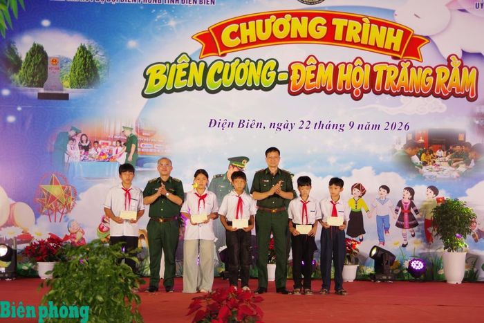 Lãnh đạo Bộ đội Biên phòng tỉnh Điện Biên tặng quà các cháu học sinh trong Chương trình “Nâng bước em tới trường - Con nuôi đồn Biên phòng” dịp Tết Trung thu. Ảnh: Anh Dũng