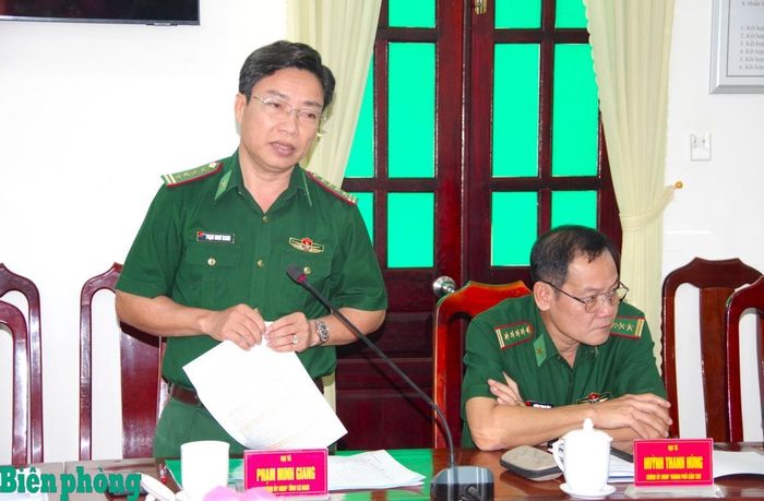 Đại tá Phạm Minh Giang, Chính ủy Bộ đội Biên phòng tỉnh Cà Mau phát biểu tại hội nghị. Ảnh: Lê Khoa