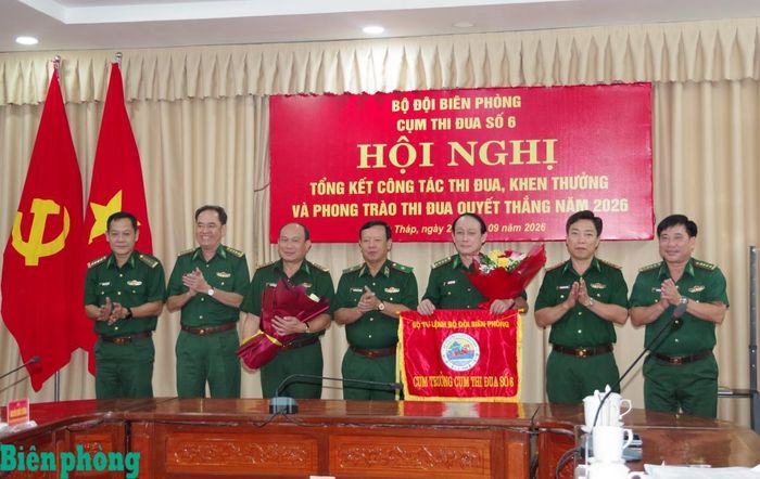 Thủ trưởng Bộ Tư lệnh Bộ đội Biên phòng, Cục Chính trị Bộ đội Biên phòng và các đơn vị tặng hoa chúc mừng hai đơn vị giao - nhận cờ luân lưu Cụm trưởng. Ảnh: Lê Khoa