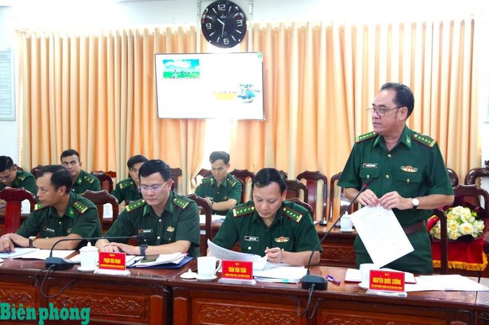 Đại tá Nguyễn Quốc Cường, Phó Chủ nhiệm Chính trị Bộ đội Biên phòng thông qua tóm tắt nhận xét của Hội đồng Thi đua - Khen thưởng Bộ Tư lệnh Bộ đội Biên phòng. Ảnh: Lê Khoa