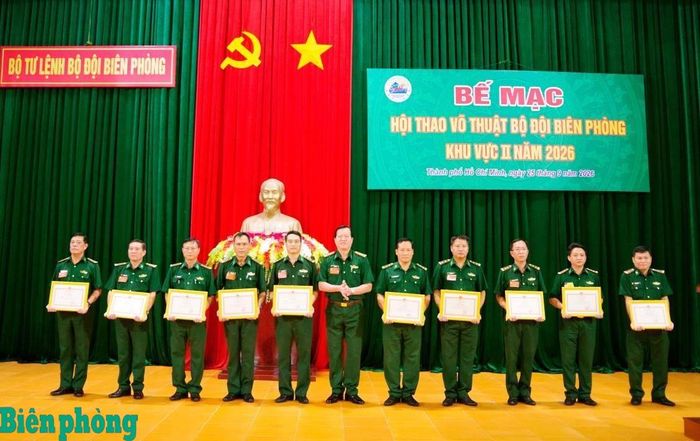 Đại tá Trần Văn Le, Phó Tham mưu trưởng Bộ đội Biên phòng trao tặng Bằng khen cho các tập thể đạt thành tích trong hội thao. Ảnh: Minh Luận