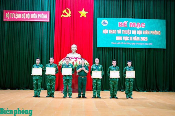 Thiếu tướng Trần Ngọc Hữu, Phó Tư lệnh Bộ đội Biên phòng trao tặng Bằng khen cho các cá nhân đạt thành tích tiêu biểu tham gia hội thao. Ảnh: Minh Luận