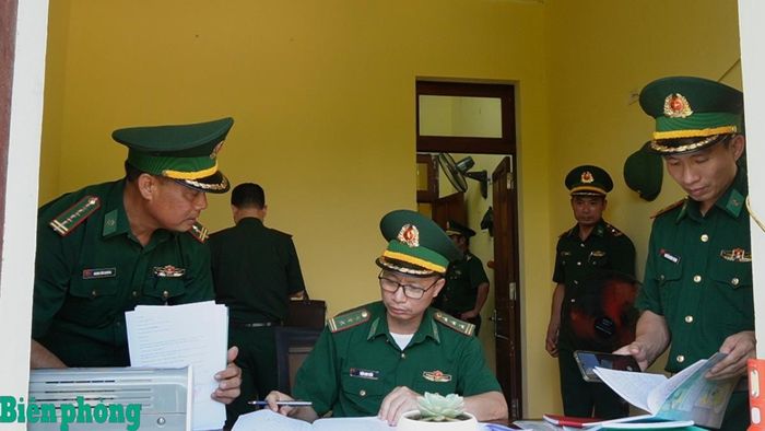 Đoàn công tác Bộ Tư lệnh Bộ đội Biên phòng kiểm tra hệ thống văn bản tại Tổ công tác Mỹ Hưng, Đồn Biên phòng cửa khẩu quốc tế Tà Lùng. Ảnh: Nông Văn Tuấn