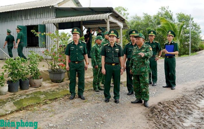 Đoàn công tác kiểm tra tại Chốt Quản lý, bảo vệ biên giới và phòng, chống xuất nhập cảnh Cầu Đất, Đồn Biên phòng cửa khẩu Mỹ Quý Tây. Ảnh: Lê Xuân