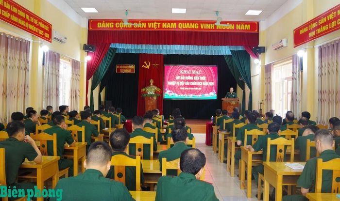 Quang cảnh buổi khai mạc lớp bồi dưỡng kiến thức nghiệp vụ Điệp báo chiến dịch năm 2026. Ảnh: Thanh Luân
