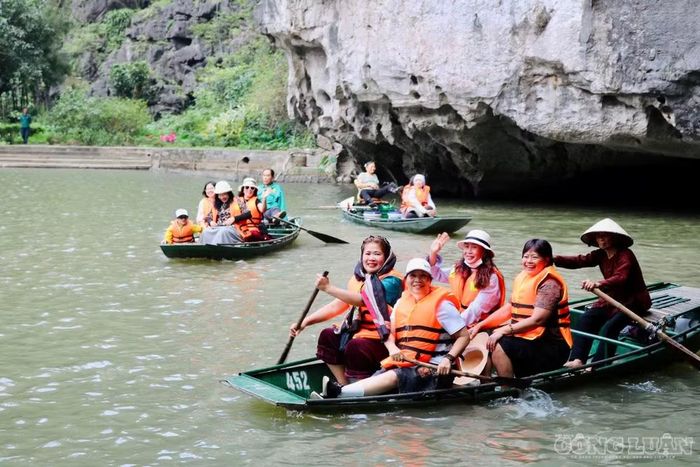 Du khách đi thuyền khám phá quần thể danh thắng Tràng An, Ninh Bình