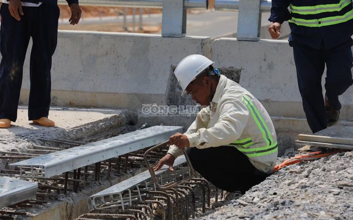 Không chỉ đoạn tuyến qua Tuyên Quang, phần tuyến qua địa bàn tỉnh Hà Giang cũ cũng đang được các nhà thầu tập trung triển khai. Đoạn tuyến này dài hơn 27 km, công tác giải phóng mặt bằng đã hoàn thành, tạo điều kiện để các đơn vị tổ chức thi công đồng bộ.