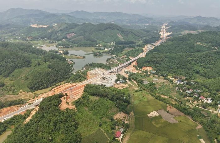Dự án gồm 9 gói thầu xây lắp và hiện đã triển khai thi công cả 9/9 gói thầu. Giá trị sản lượng thực hiện đến thời điểm báo cáo đạt khoảng 3.033 tỷ đồng trên tổng giá trị hợp đồng 3.544 tỷ đồng.