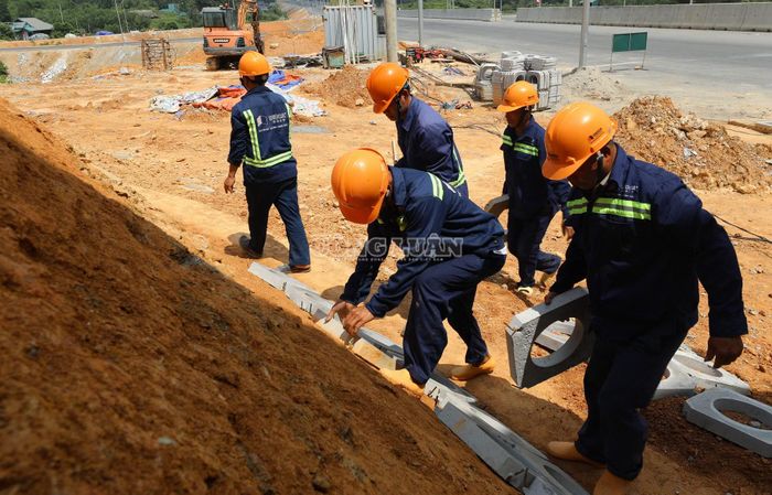 Hình ảnh công nhân thi công hạng mục mái taluy dưới trời nắng nóng.
