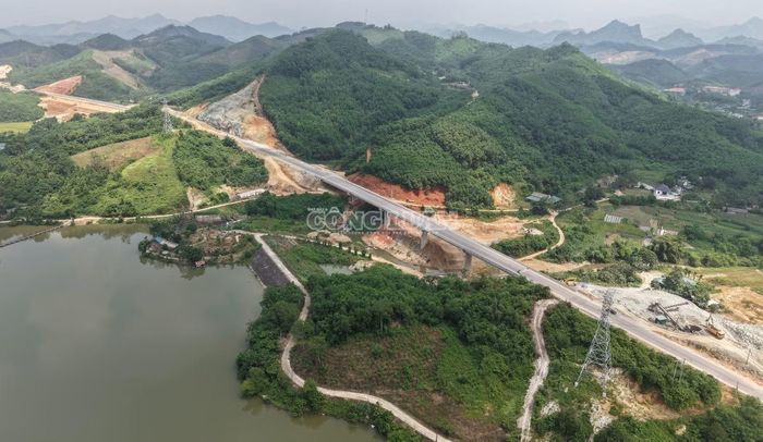 Cao tốc Tuyên Quang - Hà Giang đi qua địa hình đồi núi phức tạp.
