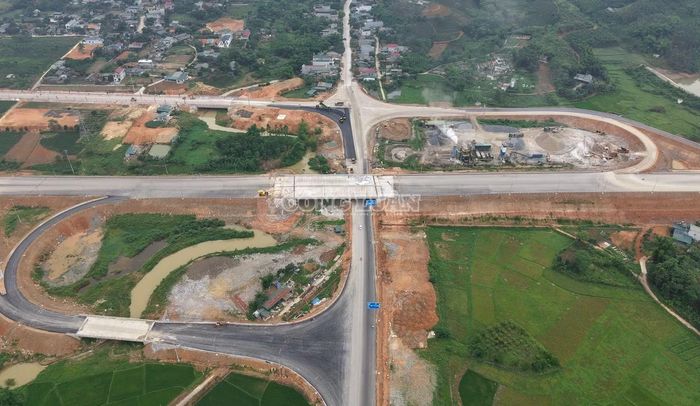 Tại đoạn tuyến qua Tuyên Quang, dự án được chia thành 15 gói thầu xây lắp và hiện đã triển khai thi công cả 15/15 gói thầu. Công tác giải phóng mặt bằng trên đoạn tuyến này đã hoàn tất, toàn bộ mặt bằng được bàn giao cho các đơn vị thi công.