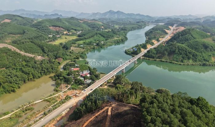 Tuyến cao tốc cũng mở thêm điều kiện để khai thác hiệu quả tiềm năng du lịch, kinh tế cửa khẩu, thương mại và dịch vụ của khu vực Hà Giang trước đây còn hạn chế về giao thông.