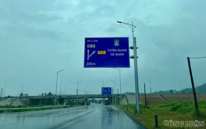 Thời tiết mưa lớn kéo dài ảnh hưởng trực tiếp đến việc thi công, gây sạt lở và tiềm ẩn nguy cơ mất an toàn tại một số khu vực.