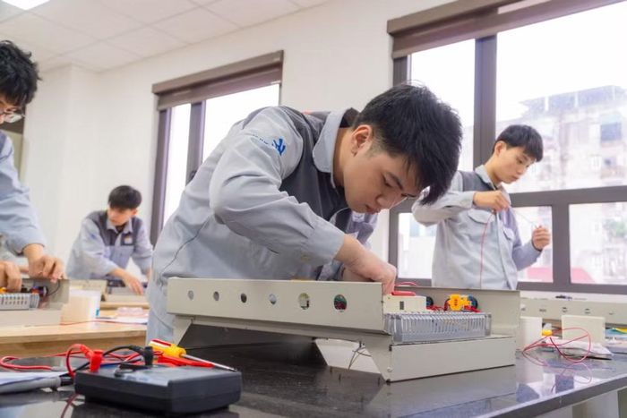 Người học vào năm thứ nhất phải hoàn thành chương trình giáo dục THCS hoặc có bằng tốt nghiệp THCS hoặc tương đương trở lên. Ảnh: HNIVC