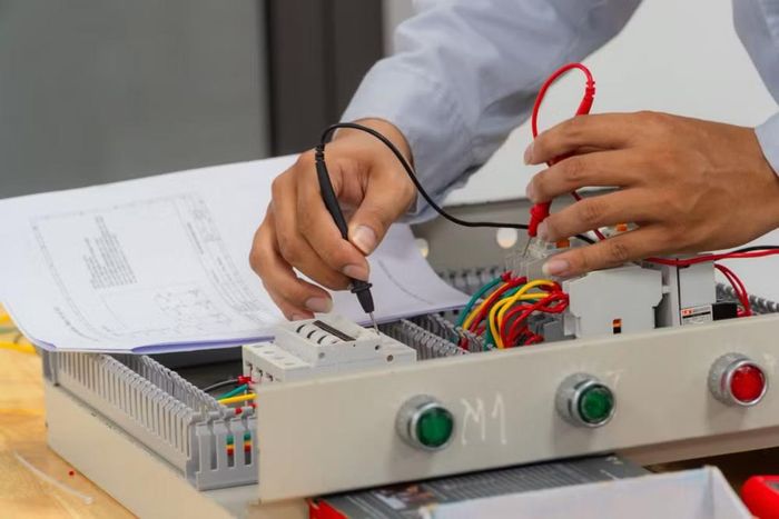 Các môn học định hướng nghề nghiệp gồm Vật lý, Công nghệ hoặc Địa lý, tùy theo từng nhóm ngành, nghề. Ảnh: HNIVC