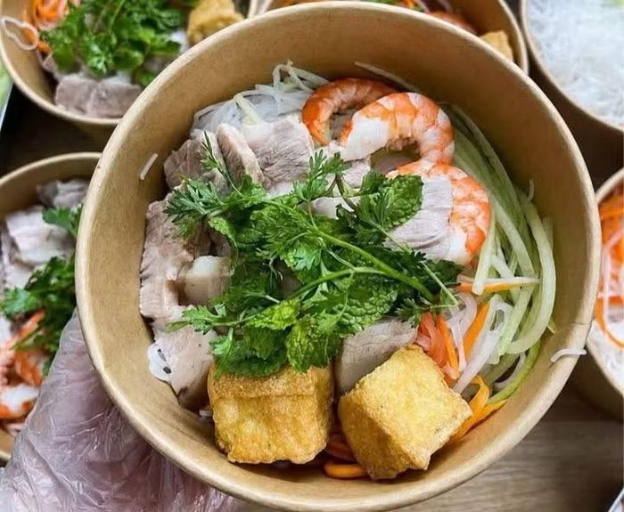 Rủi ro không dừng lại ở căn bếp. Trong quá trình giao hàng, thời gian chờ tài xế, thời gian di chuyển, nhiệt độ môi trường và điều kiện bảo quản đều có thể tác động đến chất lượng, an toàn của món ăn. Ảnh: Lan Anh