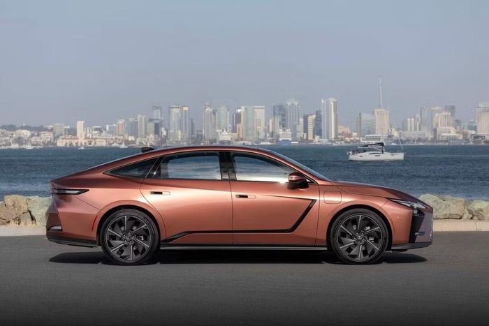 Phiên bản sedan thuần điện ES 500e - Ảnh: Lexus