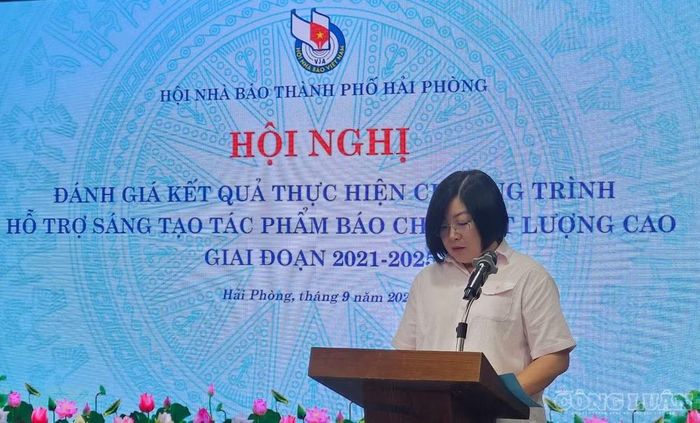 Nhà báo Nguyễn Khánh Phương - Chi hội Báo và phát thanh truyền hình trình bày tham luận.