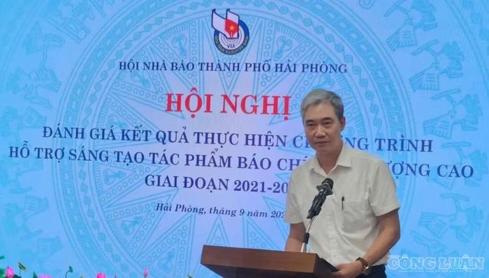 Ông Vũ Văn Úy - Phó Chủ tịch Thường trực Hội Nhà báo thành phố trình bày báo cáo đánh giá Kết quả thực hiện Chương trình hỗ trợ sáng tạo tác phẩm báo chí chất lượng cao giai đoạn 2020-2025.