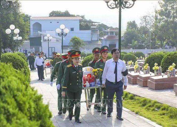 Đưa hài cốt liệt sĩ về nơi an táng tại Nghĩa trang liệt sĩ Tông Khao. Ảnh: Xuân Tư /TTXVN