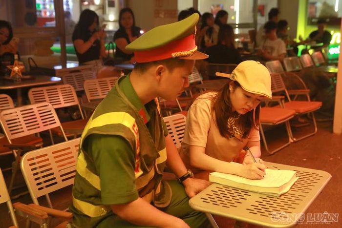 Chủ cơ sở sau đó đến ký cam kết không tái phạm hành vi lấn chiếm vỉa hè.