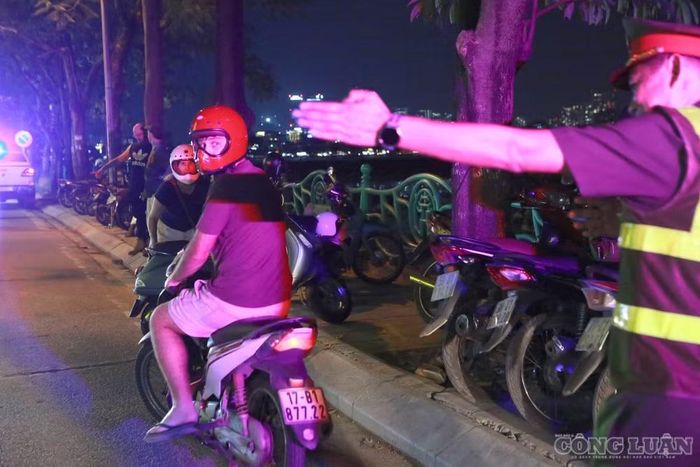Một số du khách nước ngoài đến quán cũng được lực lượng chức năng hướng dẫn, nhắc nhở về việc không để xe trên vỉa hè.