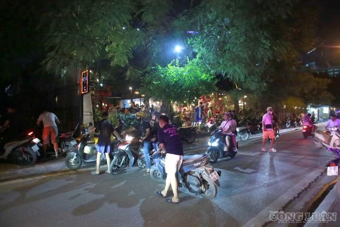 Lực lượng chức năng yêu cầu chủ các cơ sở kinh doanh và chủ phương tiện di chuyển xe, trả lại khoảng không cho người đi bộ.