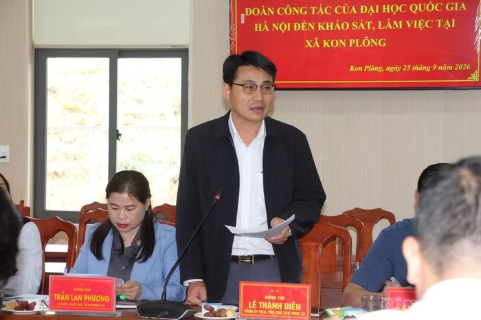 Phó Chủ tịch UBND xã Kon Plông báo cáo tiềm năng, thế mạnh và định hướng nghiên cứu, phát triển của địa phương