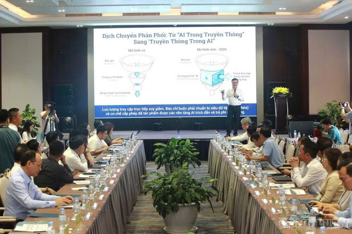 Theo ông Lê Quốc Minh, AI đang làm thay đổi cách công chúng tiếp cận thông tin, đồng thời đặt ra những yêu cầu mới đối với mô hình hoạt động của cơ quan báo chí. Ảnh: Quang Hùng.