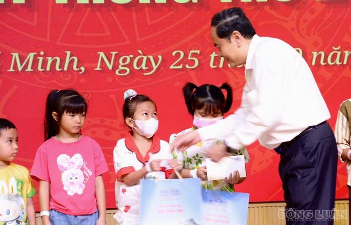 Dịp này, Chủ tịch Quốc hội Trần Thanh Mẫn trao các phần quà của Tổng Bí thư, Chủ tịch nước Tô Lâm gửi tặng bệnh nhi và trao 100 phần quà Trung thu đến các em đang điều trị tại Bệnh viện Nhi đồng 1.