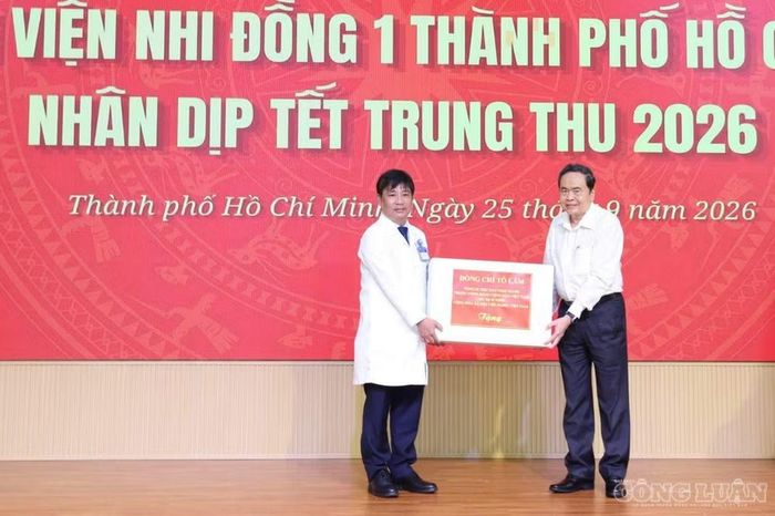 Chủ tịch Quốc hội Trần Thanh Mẫn thay mặt Tổng Bí thư, Chủ Tịch nước Tô Lâm trao quà đến đại diện bệnh viện Nhi Đồng 1.